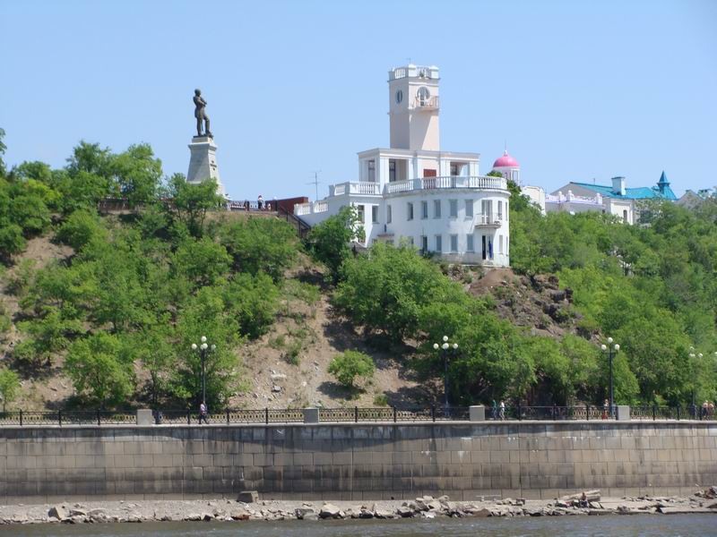 Хабаровский утес. Амурский Утес Хабаровск. Хабаровск набережная Утес. Ласточкино гнездо Хабаровск. Утес на набережной Амура Хабаровск.