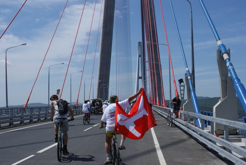 Вантовые мосты во владивостоке огэ. Мосты Владивостока экскурсия. Клип на мосту Владивостока. Лексус и мост во Владивостоке.